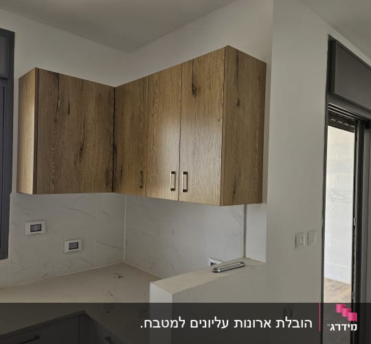 ארונות מטבח חדשים עם גימור עץ